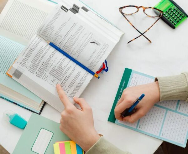 Was ist eine betriebliche Ausbildung? Alles, was du über Ablauf, Vorteile und Prüfungen wissen musst