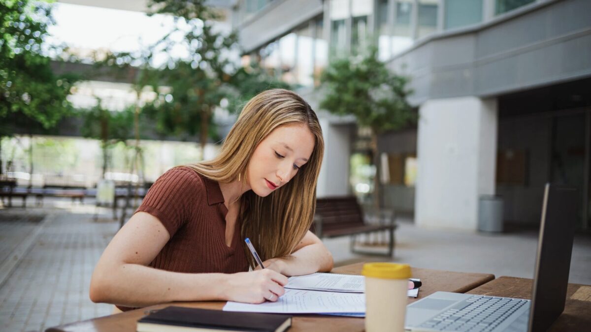 In diesem Artikel erfahren Sie, was bei Plagiat in einer Hausarbeit passiert – welche Folgen drohen und warum es sinnvoll ist, eine Hausarbeit prüfen zu lassen.