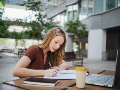 In diesem Artikel erfahren Sie, was bei Plagiat in einer Hausarbeit passiert – welche Folgen drohen und warum es sinnvoll ist, eine Hausarbeit prüfen zu lassen.