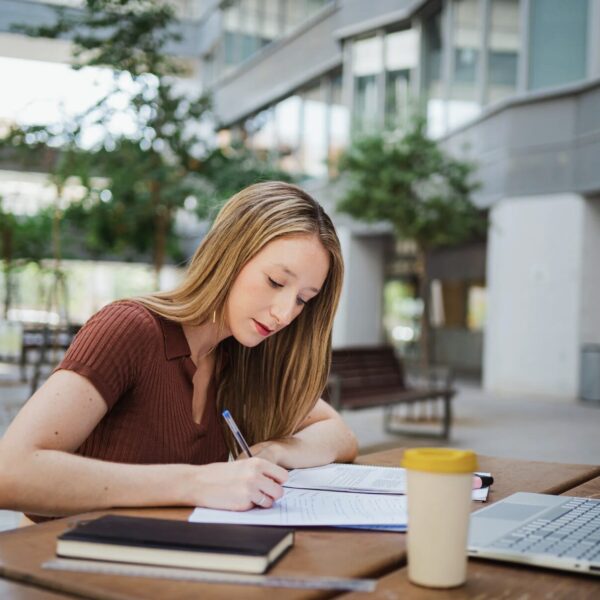 In diesem Artikel erfahren Sie, was bei Plagiat in einer Hausarbeit passiert – welche Folgen drohen und warum es sinnvoll ist, eine Hausarbeit prüfen zu lassen.