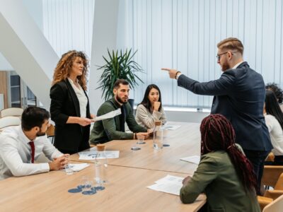 Böse Sprüche für Kollegen zum Aufregen